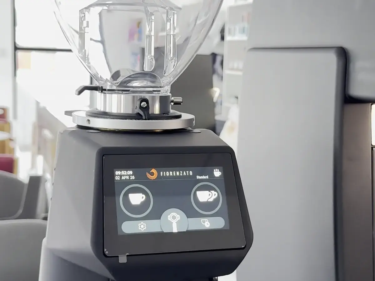 Molino profesional Fiorenzato F64 instalado y configurado en cafetería nueva