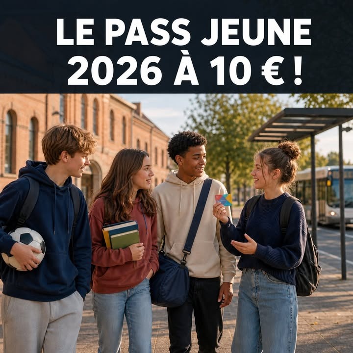 Quatre jeunes étudiants souriants marchent ensemble près d'un arrêt de bus, l'un tient un ballon de football, un autre des livres, et une jeune femme montre un petit objet coloré.
