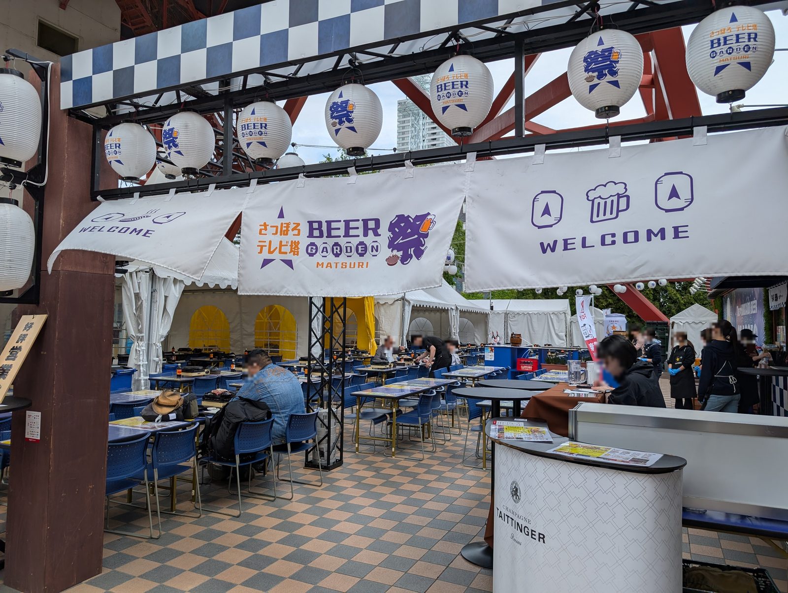 さっぽろテレビ塔 BEER GARDEN 祭 2026の会場入口とWELCOMEバナー、提灯