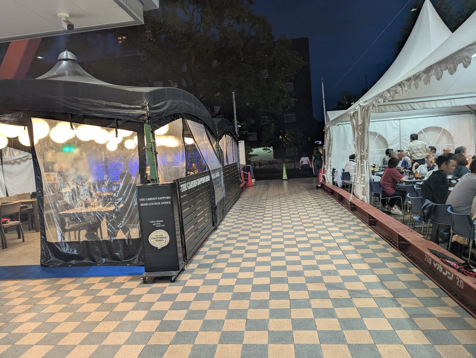 THE GARDEN SAPPORO BEER LOUNGE ANNEXの外観。黒いテントに提灯、TABLE CHARGE 770円の看板。右側は通常のテント席