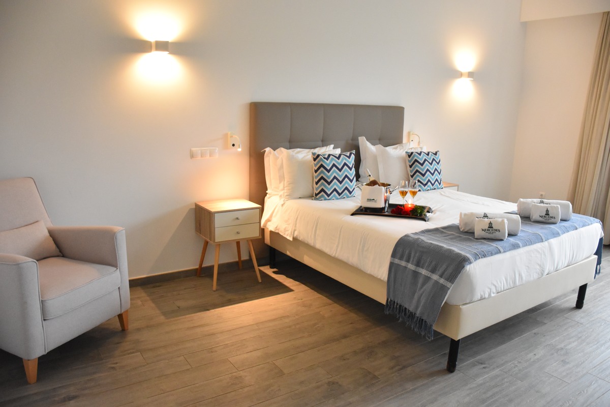 Quarto Familiar com Vista Serra — quarto amplo com acesso ao jardim e almofadas azuis