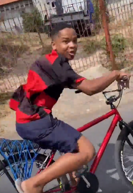 Joven eufórico en bicicleta pierde las chanclas (zapatillas)