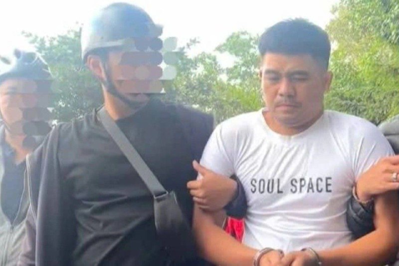 Lực lượng chức năng áp giải nghi phạm 