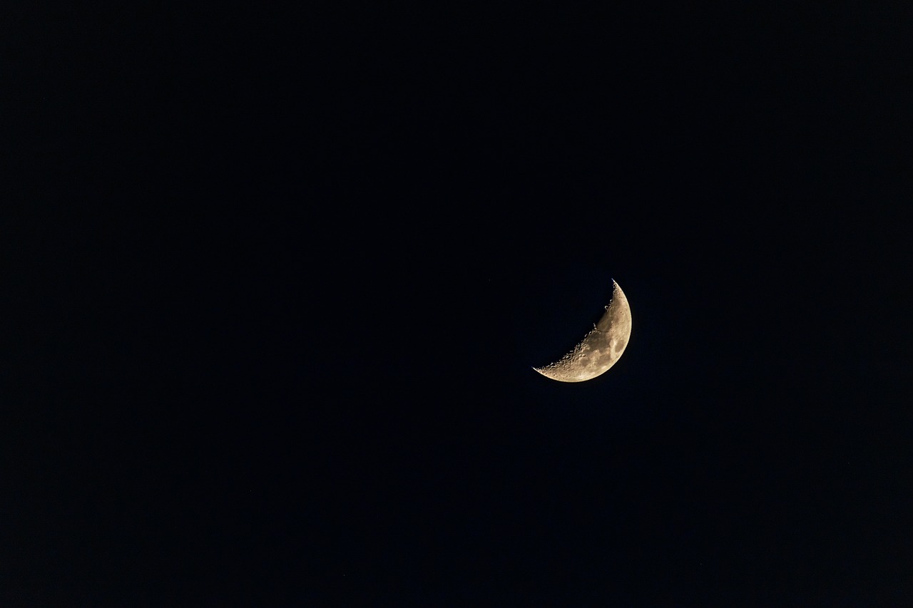 https://pixabay.com/photos/half-moon-moon-night-sky-space-4900302/