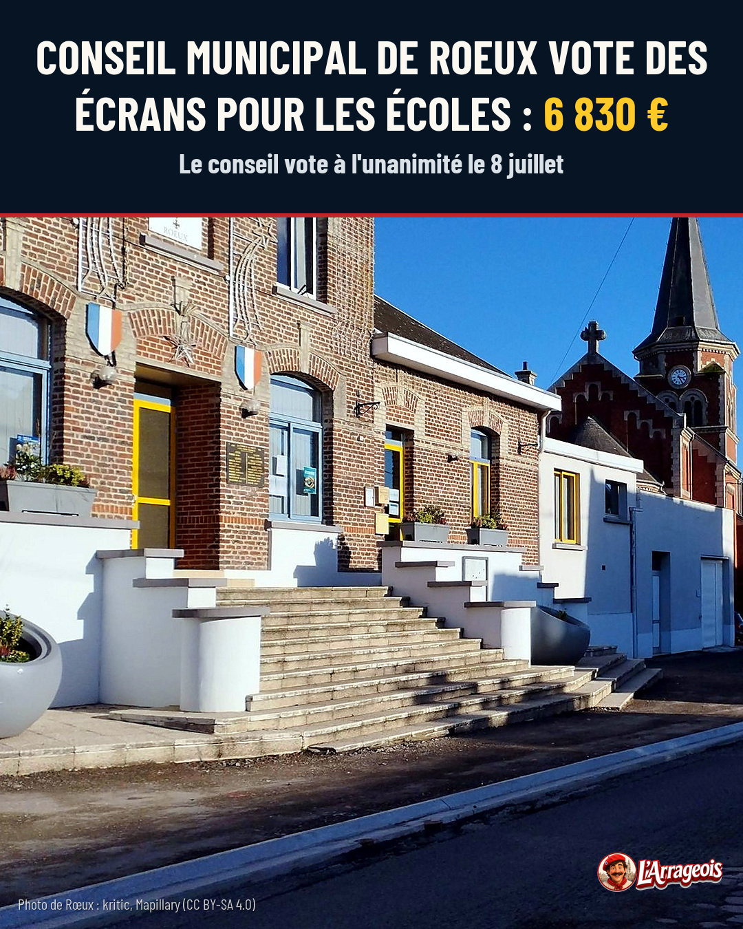 Bâtiment en brique rouge avec escalier en pierre, devant une église à clocher, sous un ciel bleu.