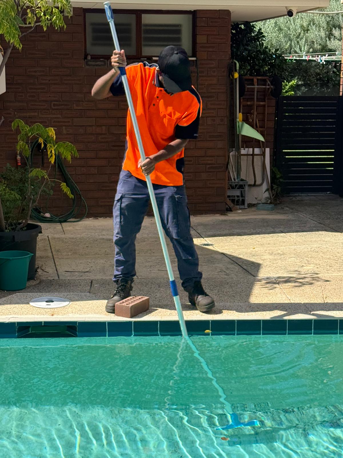 siWAwa technician cleaning a pool