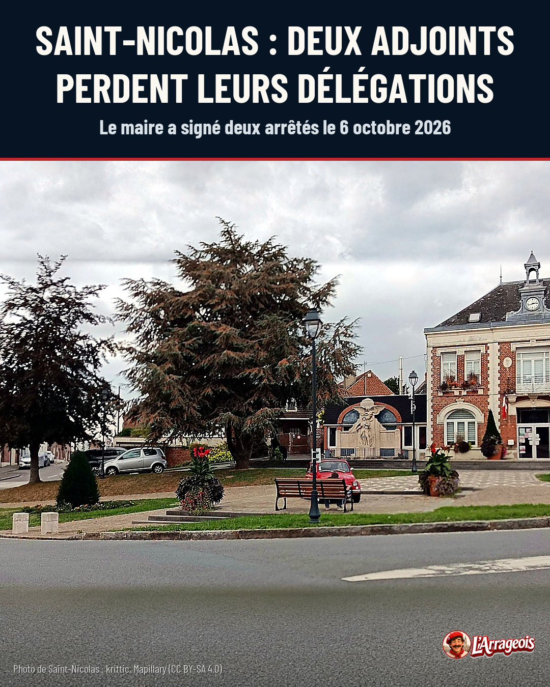 Place publique avec une fontaine, un banc, des arbres, des fleurs et un bâtiment en briques à droite.
