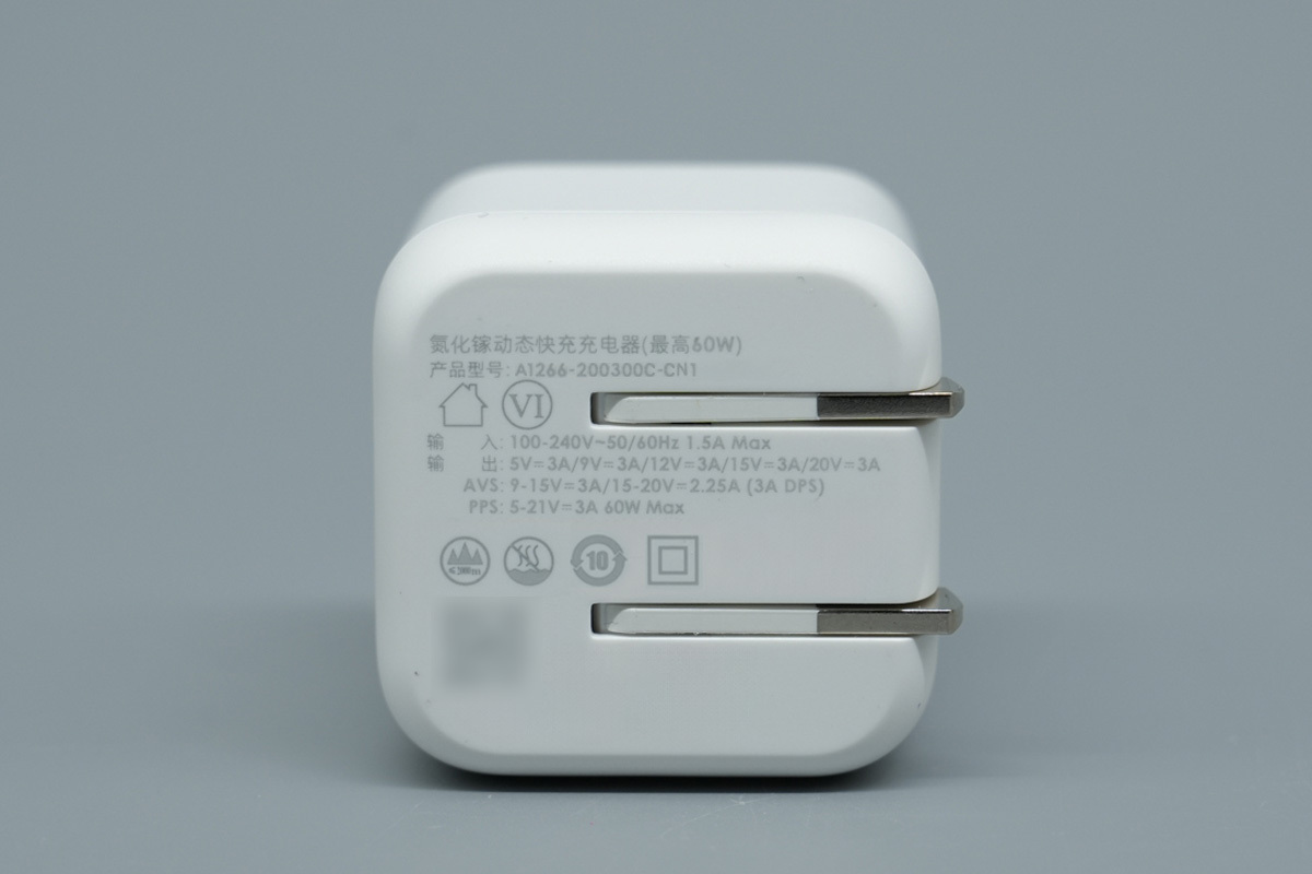Thông số kỹ thuật in trên phần đế chân cắm của Aohai 60W GaN