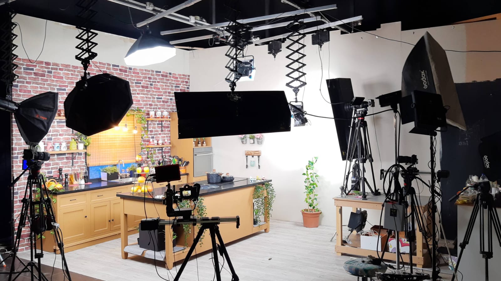 لقطة داخل استوديو تصوير إعلاني