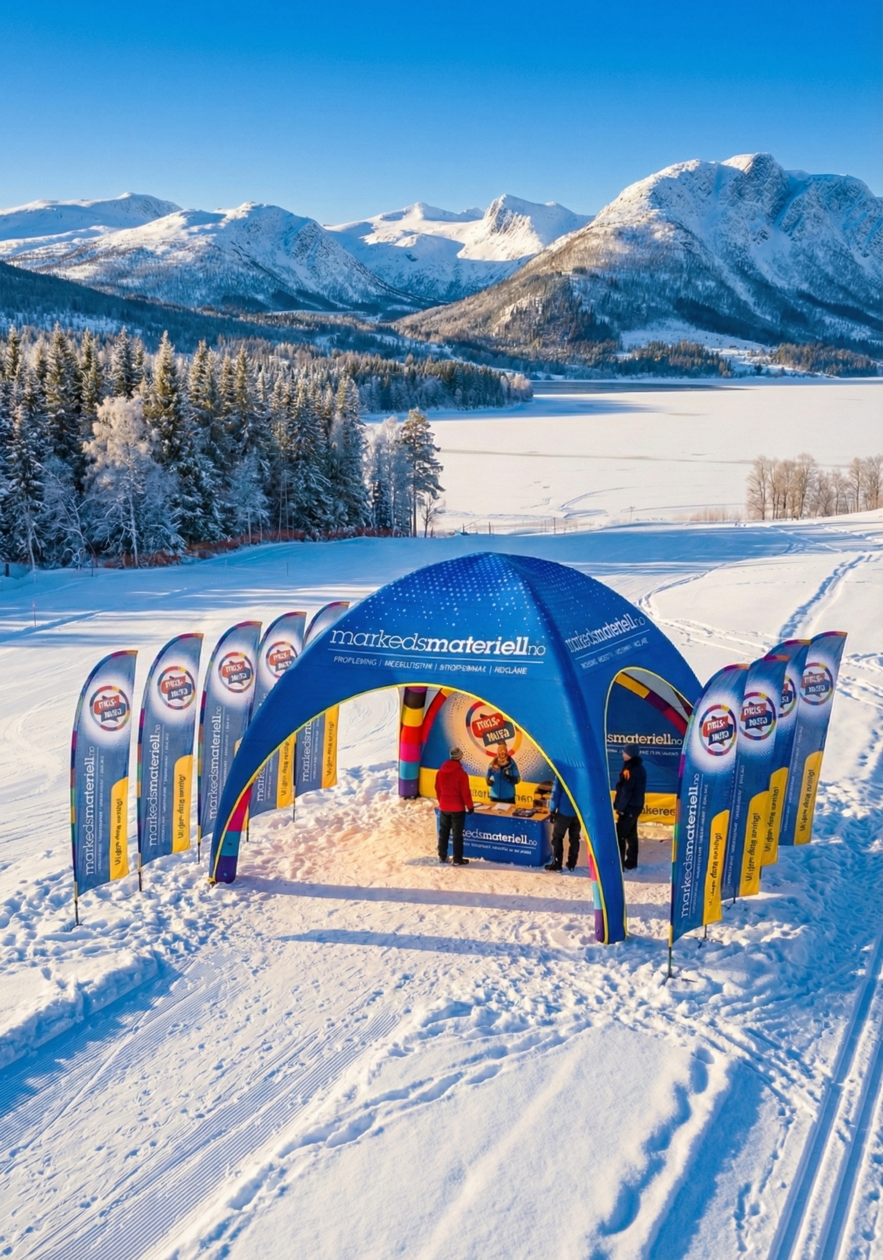 Oppblåsbart eventtelt med rekke av beachflagg langs langrennsløypene, sett fra drone over snødekt terreng