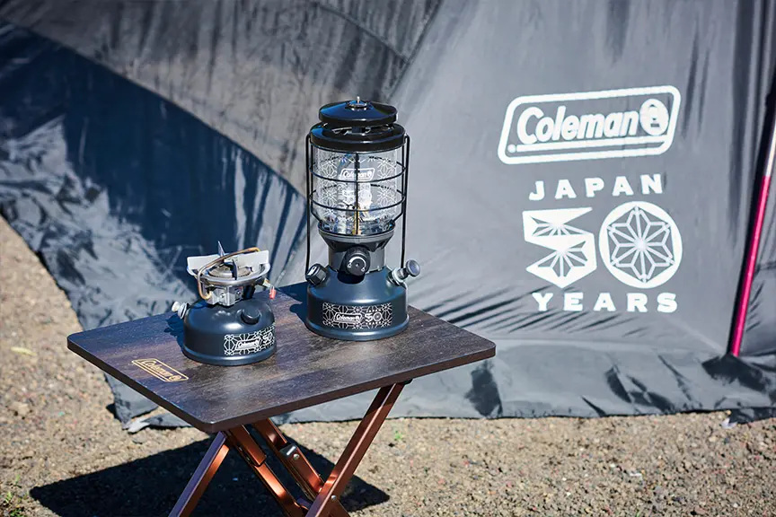 Coleman 50 Limited 第二彈 Sports Star II 汽化爐與 North Star 汽化燈擺在黑色 Cocoon III 帳篷前
