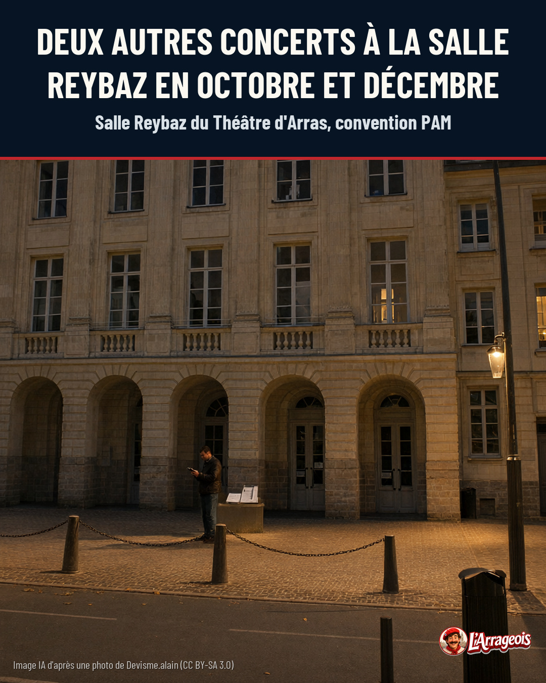 Façade d'un bâtiment en pierre avec des arcades et des fenêtres, éclairée le soir, avec un homme regardant son téléphone devant une borne d'information.