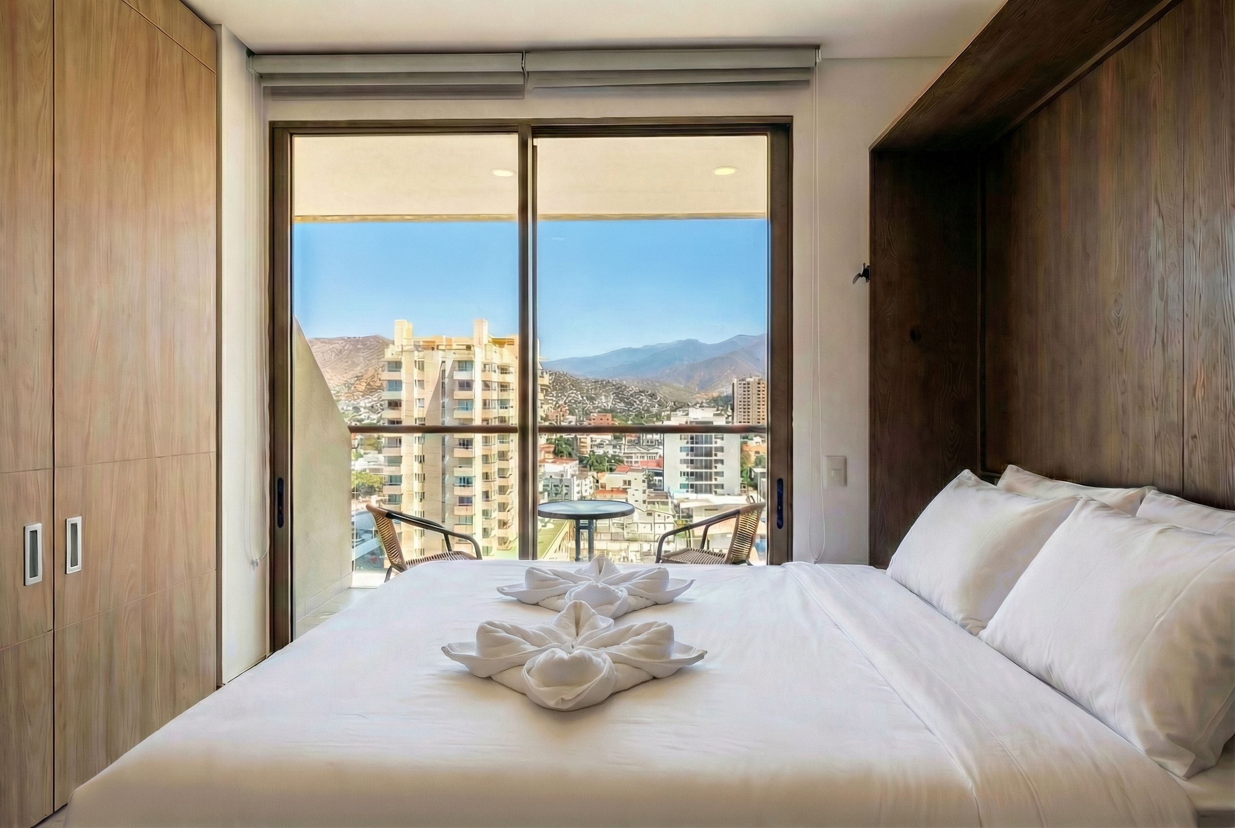 Habitación con vista a las montañas y detalle de toallas decoradas