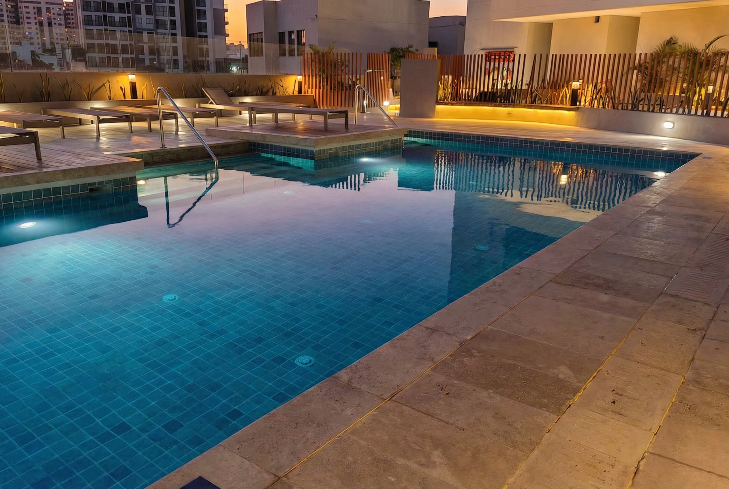Piscina al atardecer con iluminación cálida