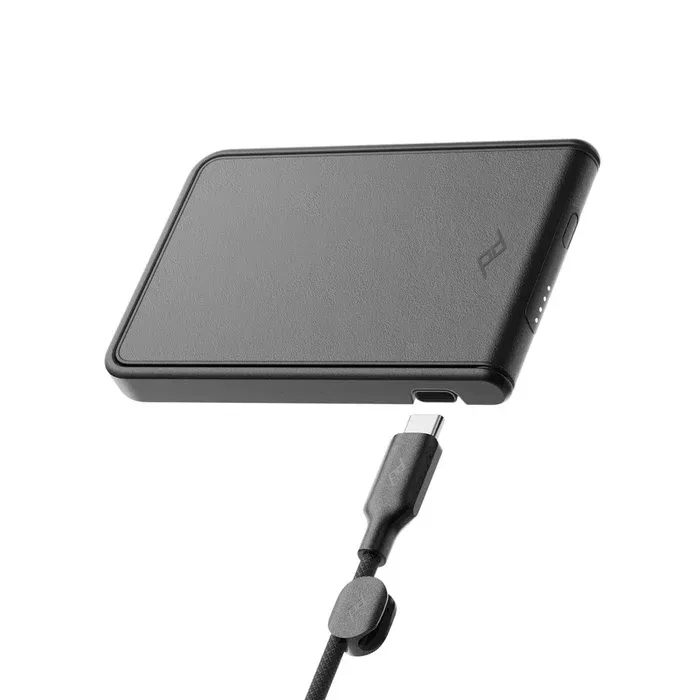 Cổng USB-C bên cạnh hông cùng hệ thống 4 đèn LED báo dung lượng pin