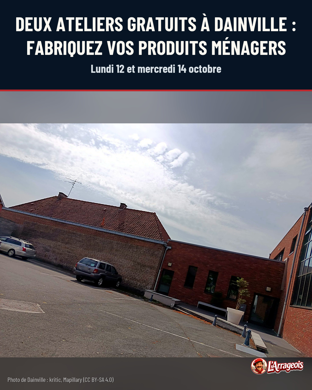 Bâtiment en brique rouge avec toit en tuiles, deux voitures garées sur un parking, ciel nuageux.