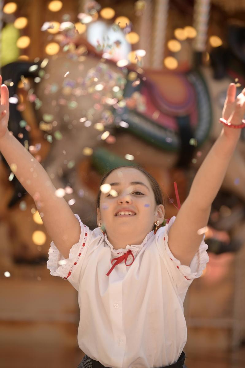 Niña lanzando confeti