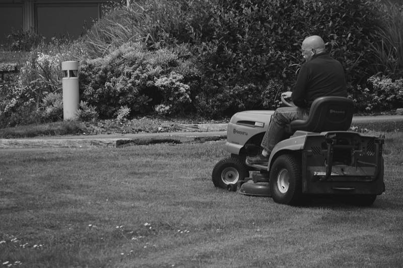Tonte d'une pelouse de jardin avec une tondeuse autoportée