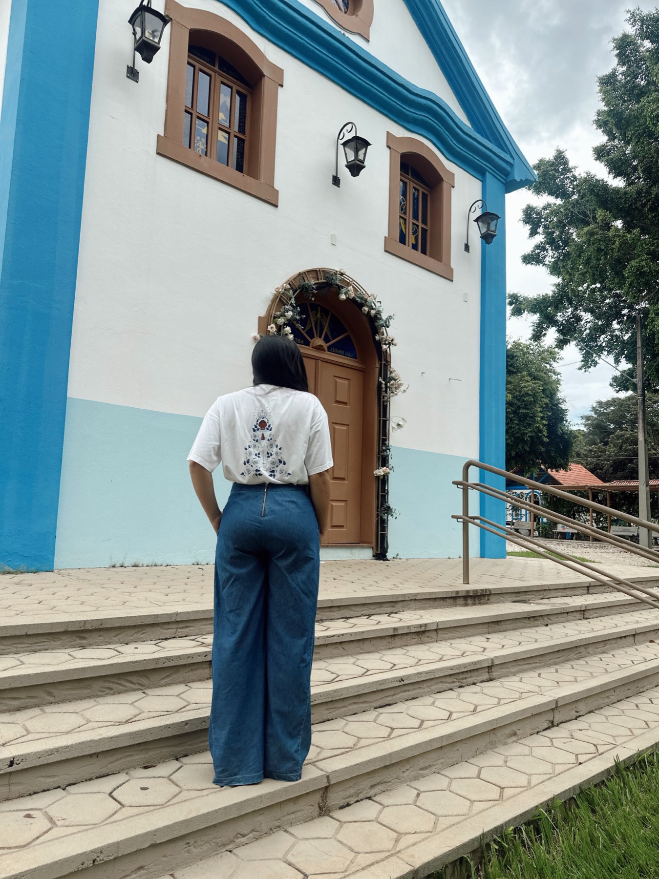Cliente usando camiseta Nossa Senhora da HACE