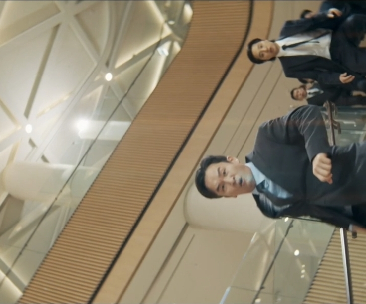 신입사원 강회장 1화 줄거리 흐름 은퇴 선언, 뺑소니 사고, 황준현 몸으로 깨어난 강용호 장면 이미지 9