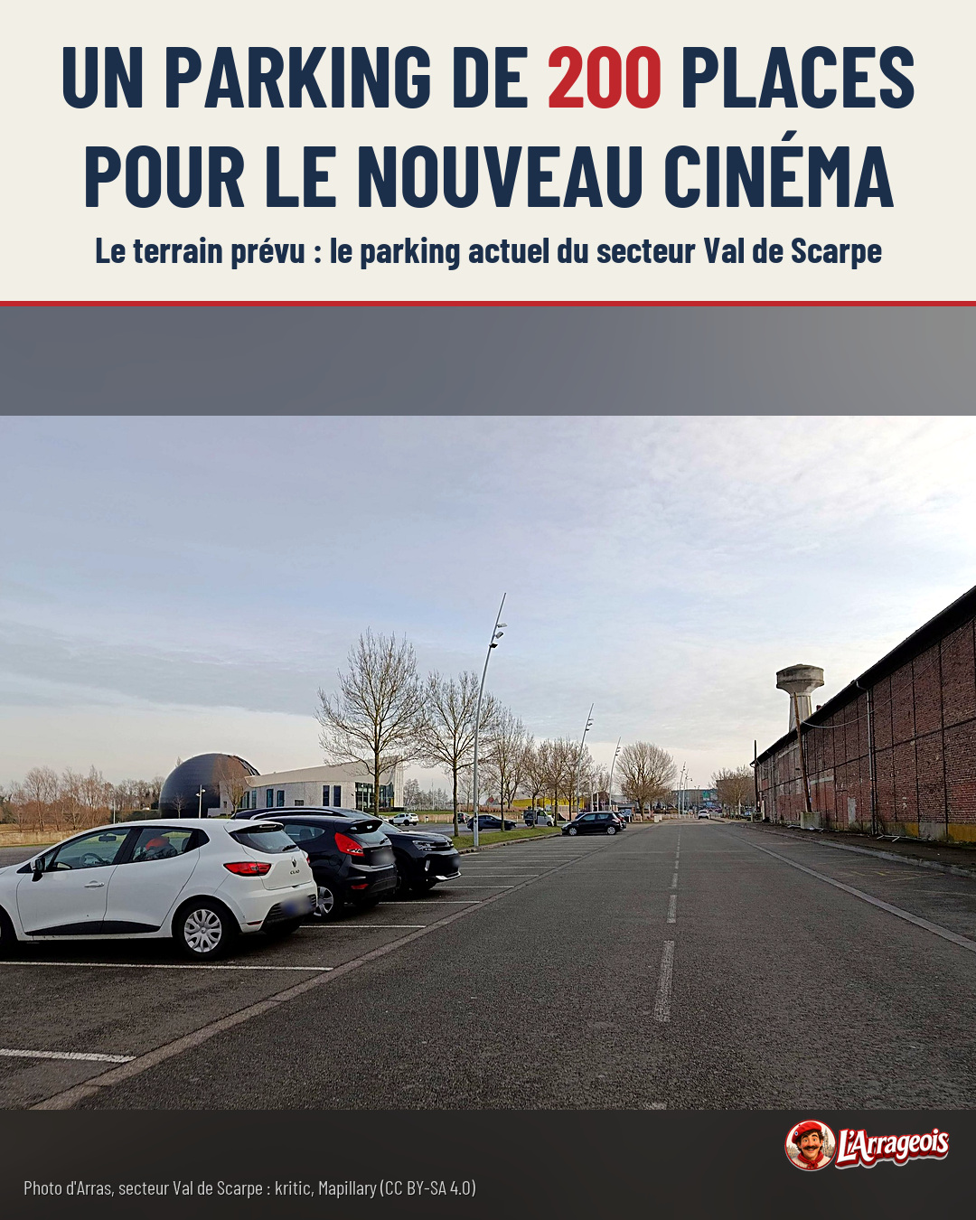 Façade d'un bâtiment historique en pierre claire, ornée de colonnes, de fenêtres et de lucarnes, sous un ciel bleu.