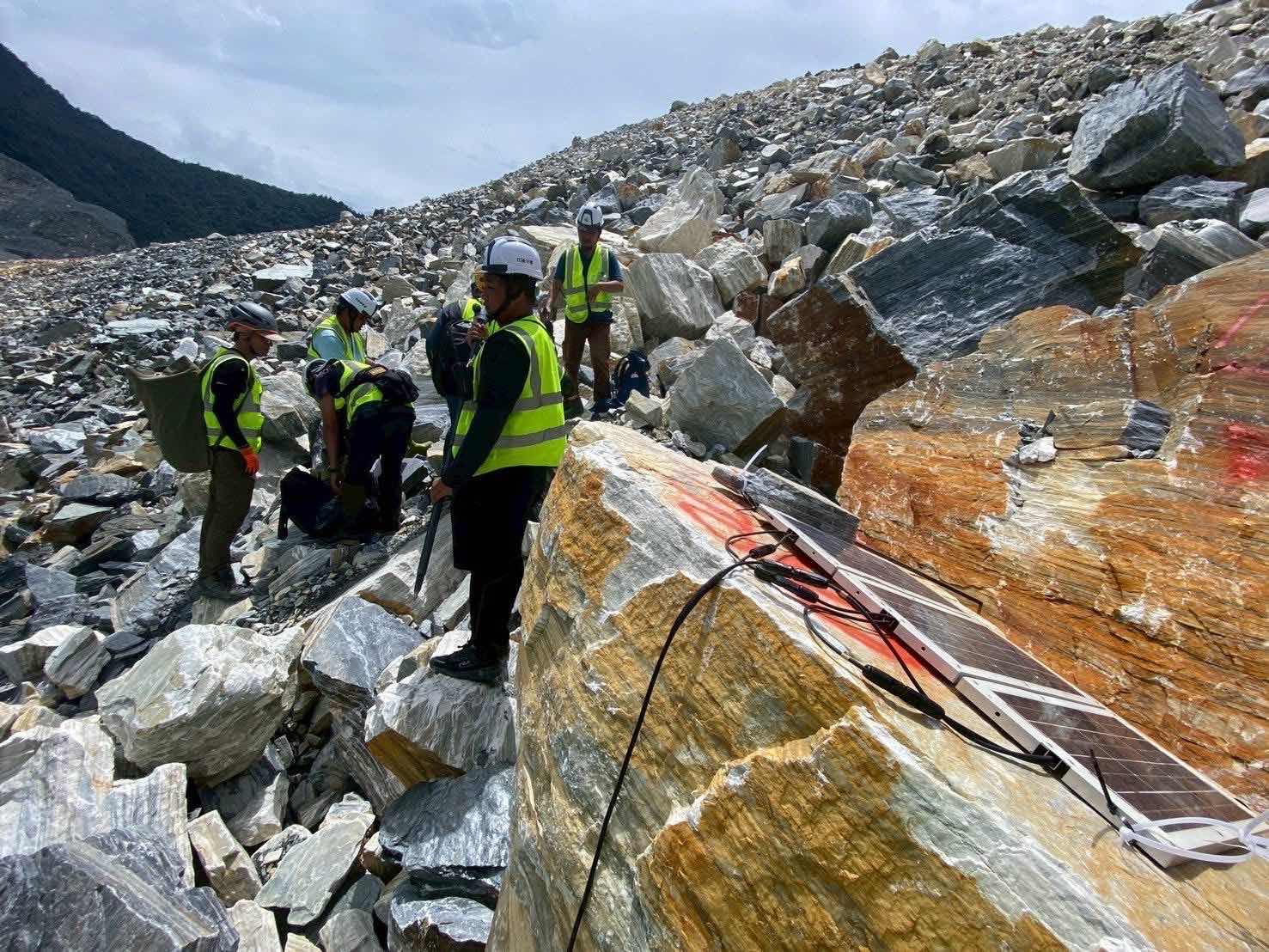 圖 堰塞湖霸體250公尺你跟我用人挖??