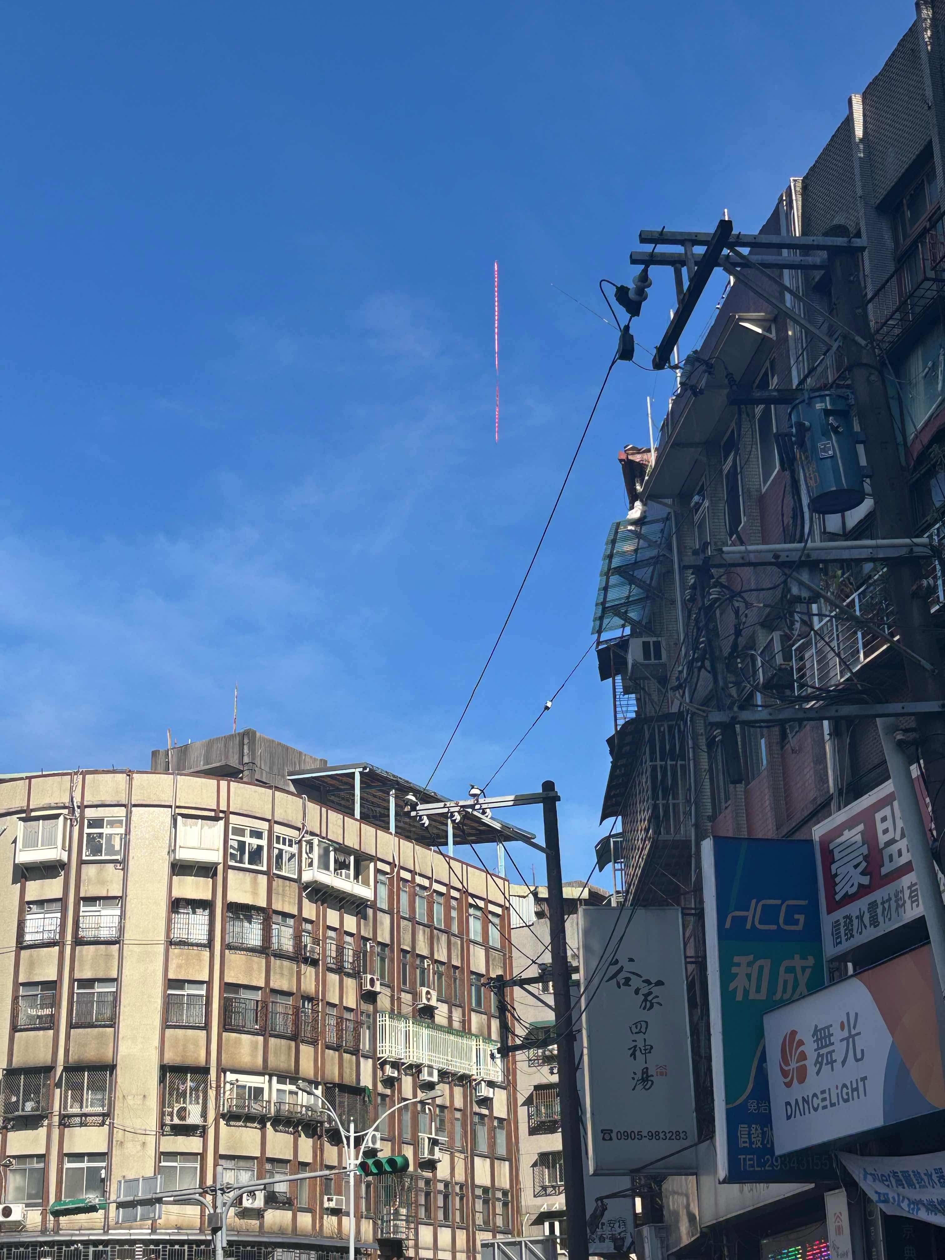 [問卦] 在屋頂掛紅色彩帶？