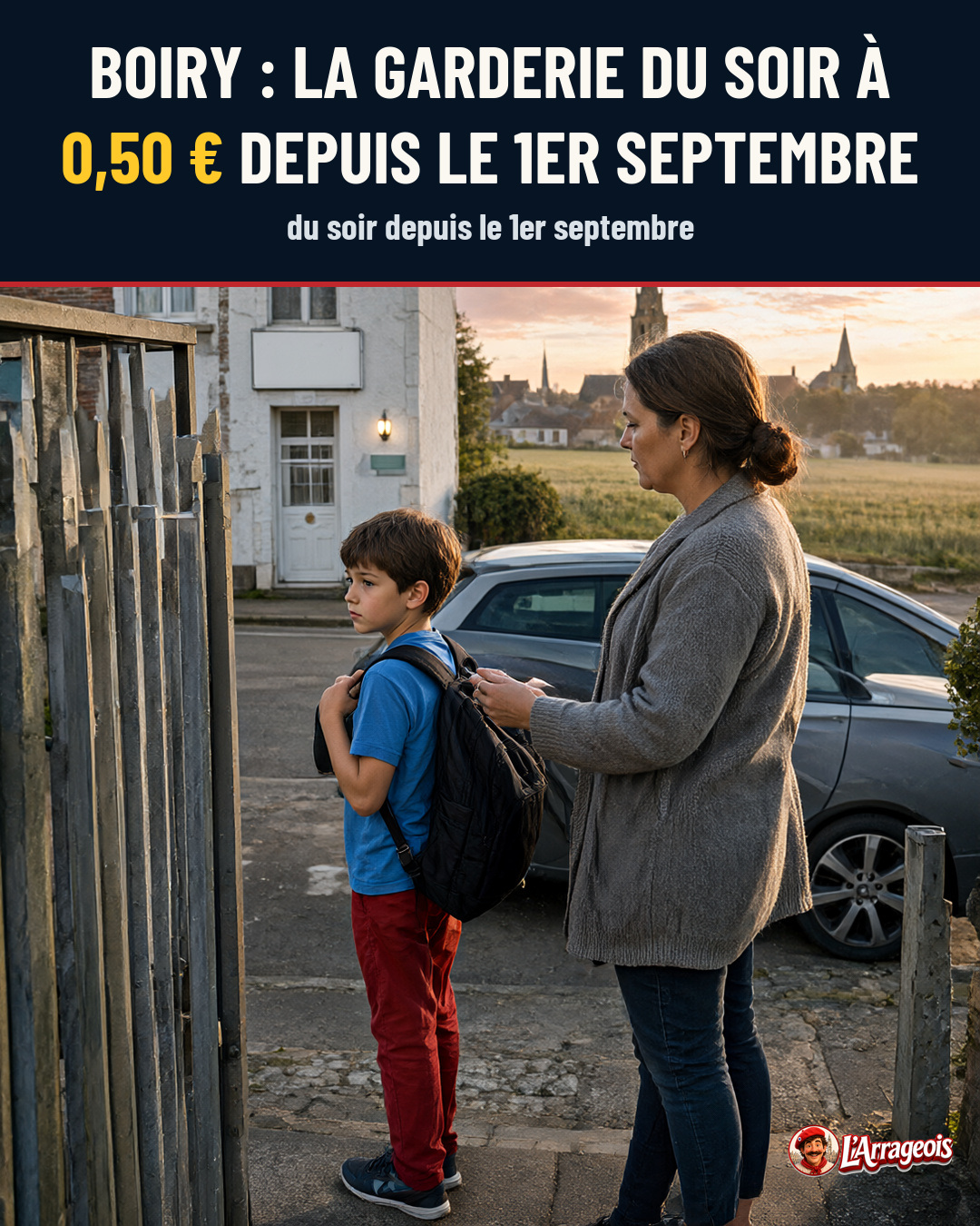 Une femme ajuste le sac à dos d'un garçon devant une grille, avec une voiture et des maisons en arrière-plan au coucher du soleil.